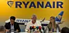 Ryanairs vd Michael O´Leary (mitten) vid onsdagens presskonferens. Foto: Ryanair
