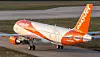 Orange och vitt easyJet-flygplan på en flygplatsbana.