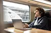 man som sitter i premiere class på en sncf tågsträcka