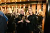 Två kvinnor med vinglas minglar vid Grand Travel Awards på Berns i Stockholm.