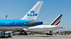 Flygplan från KLM och Air France står parkerade på en flygplatsplattform.