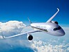 Ett Singapore Airlines-passagerarflygplan flyger ovanför molnen mot en klar blå himmel.