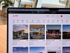 En bärbar dator visar Airbnb:s startsida med flera uthyrningsannonser i rutnät.