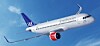 Ett SAS-passagerarflygplan i flykt mot blå himmel.