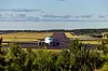SAS-passagerarplan står på en bana på Arlanda flygplats i morgonljus.