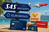 SAS Holidays-skyltar och resepaketlogotyper på en strand med ett flygplan i bakgrunden.