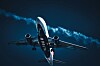 Ett Delta Air Lines-flygplan ses underifrån mot mörk himmel med kondensstrimma bakom.
