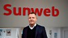 Jan Lockhart, Nordenchef, står framför en vägg med den röda Sunweb-logotypen.