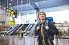 En resenär med ryggsäck står i avgångshallen på Köpenhamns flygplats Kastrup.