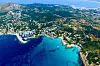 Flygfoto över en kustort med stränder, bostäder, grönområden och turkost vatten. Mallorca, Spanien.