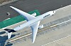 Vy uppifrån av ett Lufthansa-passagerarplan på en flygplatsyta med markerade taxibanor.