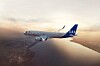 Ett SAS-passagerarflygplan flyger över ett kustlandskap i kvällsljus.