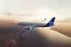 Ett SAS-passagerarflygplan flyger över ett kustlandskap i kvällsljus.