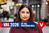 Kvinna i mörkröd kappa på en stadsgata med grafiktexten ”VAL 2026” och Vänsterpartiets logotyp.