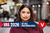 Kvinna i mörkröd kappa på en stadsgata med grafiktexten ”VAL 2026” och Vänsterpartiets logotyp.