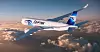 Ett EgyptAir-flygplan flyger över molntäcken i varmt kvällsljus.