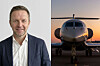 Porträtt av en man bredvid ett mindre affärsflygplan på en flygplats i kvällsljus.